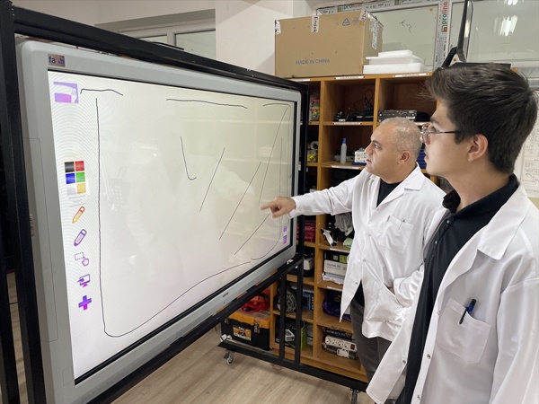 Adana'da akıllı tahtaların arızasını meslek lisesi öğrencileri gideriyor