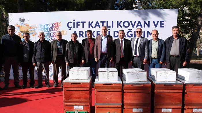 573 arı yetiştiricisine çift katlı kovan ve arı keki dağıtıldı