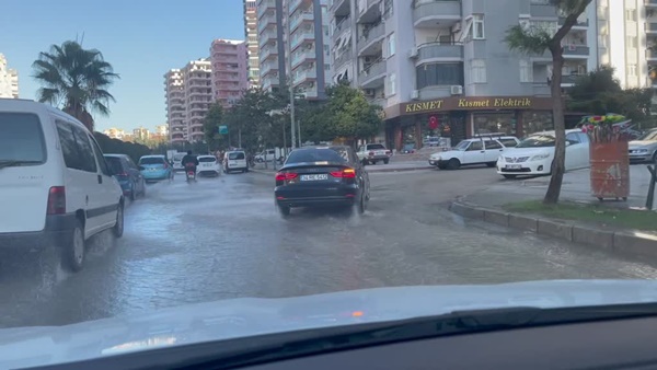 Adana'da patlayan su borusu ulaşımı aksattı