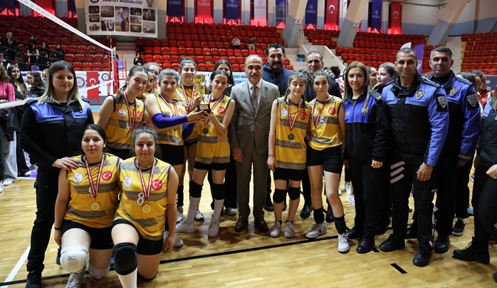 Adana’da liselerarası voleybol turnuvası nefes kesti