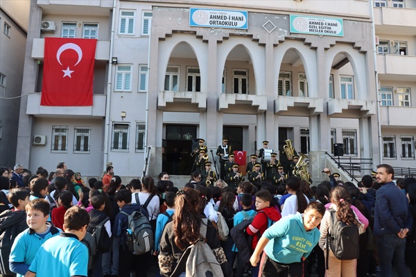 Adana'da askeri bando özel gereksinimli bireylere konser verdi