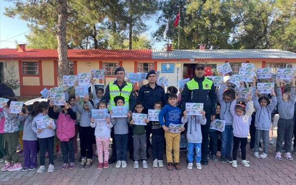 Adana'da jandarma ekipleri, öğrencilere trafik eğitimi verdi