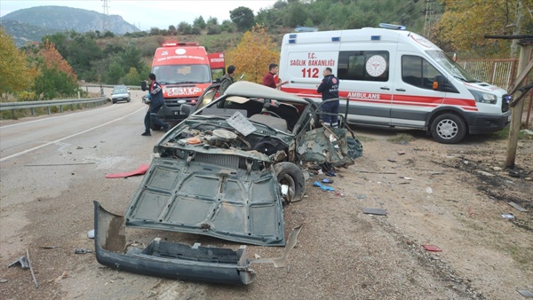 Adana'da iki otomobilin çarpıştığı kazada 1 kişi öldü, 3 kişi yaralandı