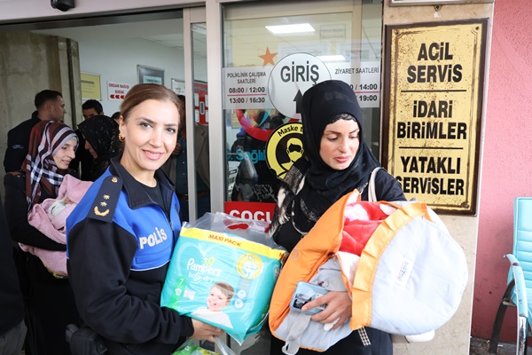 Adana’da polis, ihtiyaç sahibi ailelerine bebek bezi dağıttı