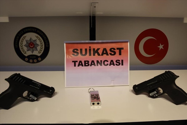 Adana'da anahtarlık şeklinde suikast tabancası ele geçirildi