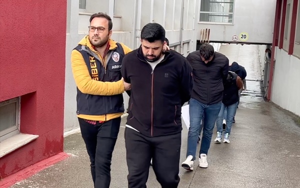 Adana'da dolandırıcılık operasyonunda yakalanan 5 zanlı tutuklandı