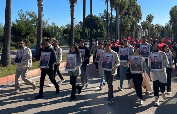 Adana'da üniversite öğrencileri şehit askerler için yürüdü