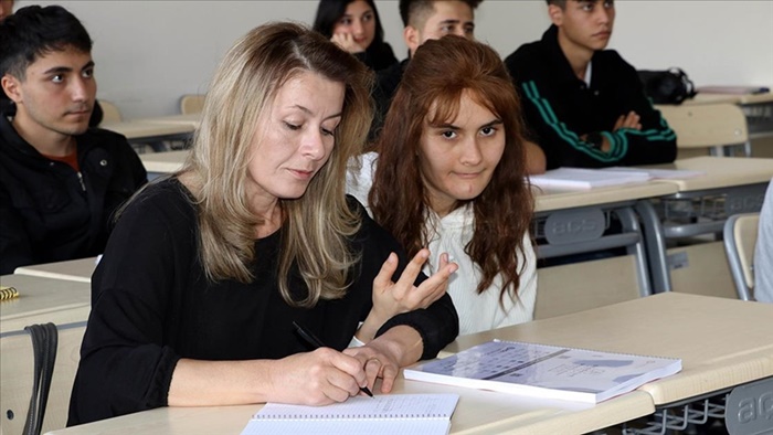 Üniversiteli anne, dekanlıktan aldığı özel izinle otizmli kızıyla aynı sırayı paylaşıyor