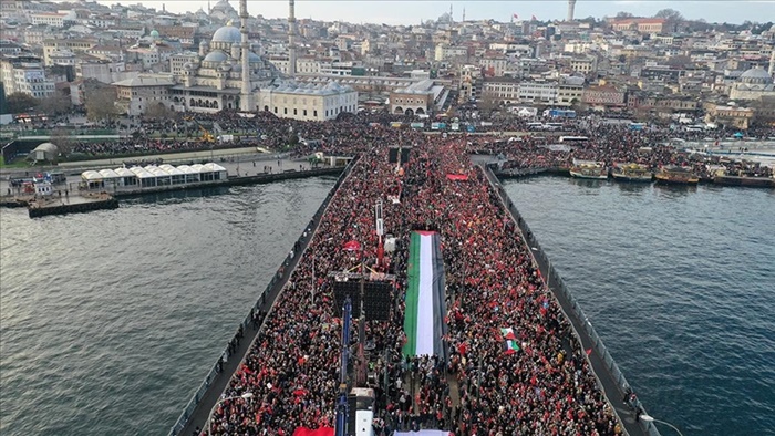 "Şehitlerimize Rahmet, Filistin'e Destek, İsrail'e Lanet" için yüz binler Galata Köprüsü'nde buluştu