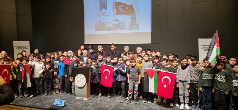 "100 yıl önce 102 yıl sonra Adanalının Bayrak Sevdası" sürüyor