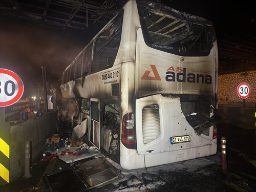 Adana'da gişe bariyerine çarparak alev alan yolcu otobüsündeki 6 kişi yaralandı