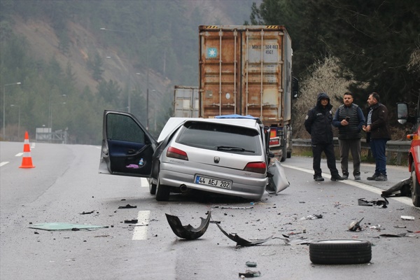 Adana'da tıra çarpan otomobildeki 1 polis öldü, 1 polis yaralandı