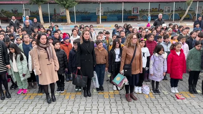 Adana'da okullarda şehitler için saygı duruşunda bulunuldu