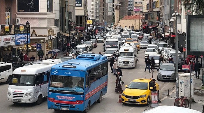 Adana'da taşıt sayısı arttı, korna sesi çileye döndü