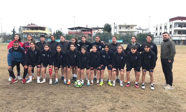 Futbol aşkına, zorlu şartlara rağmen pes etmiyorlar