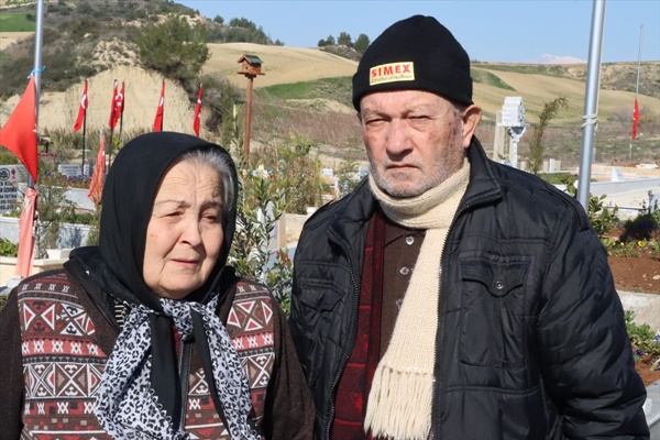 Adana'da yaşlı çift, depremde kaybettikleri oğlu, gelini ve torunlarını unutamıyor