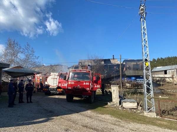 Adana'da müstakil evde çıkan yangın hasara neden oldu