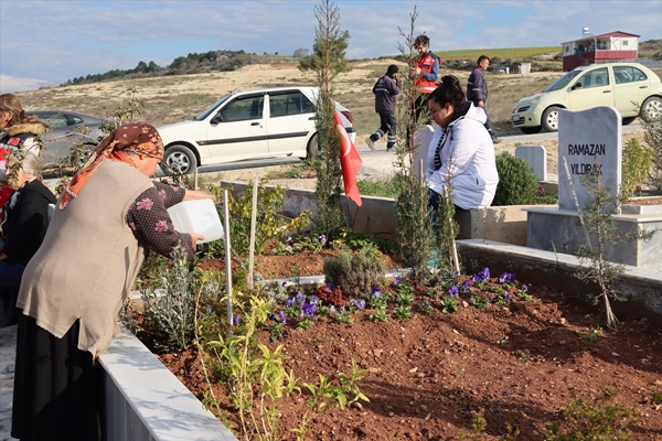 Adana'da depremlerde yaşamını yitirenlerin yakınlarından mezarlık ziyareti