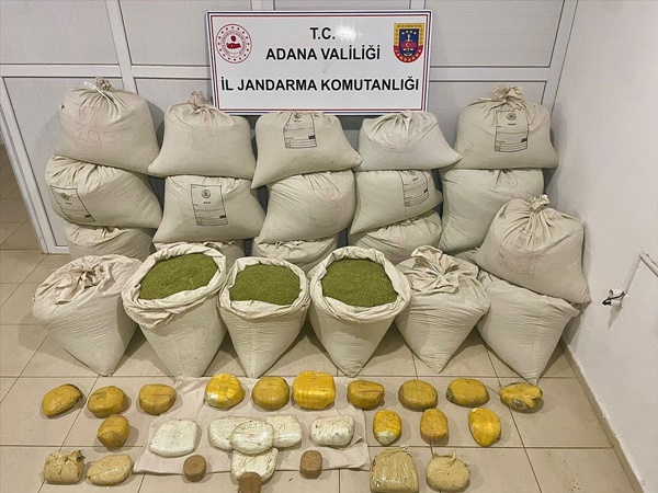 Adana'da kamyon dorsesine yüklenen su tankında 617,5 kilogram esrar ele geçirildi