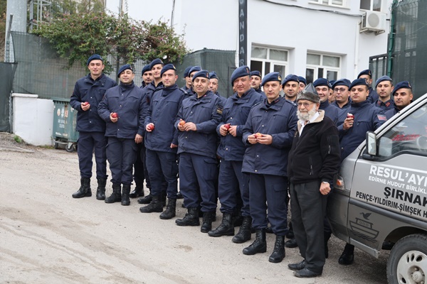 "Elmacı Dede" bu kez de Adana'nın Kozan ilçesindeki askerlere elma getirdi