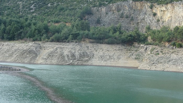 Kozan Barajı'nda su seviyesi yüzde 28'e düştü