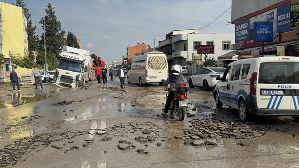 Adana'da tır, su borusunun patlamasıyla oluşan çukura düştü