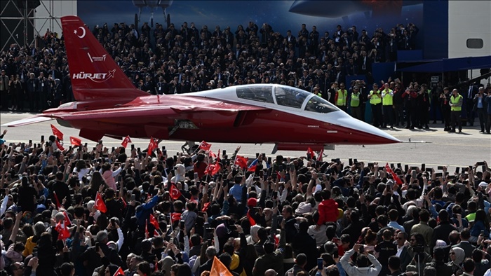 Yeni "Türk Yıldızı" HÜRJET, gökyüzünde parlıyor