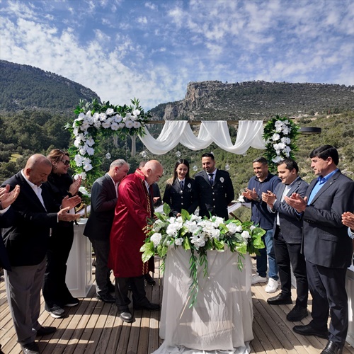 Adana'da polis çift, nikah masasına üniformalarıyla oturdu