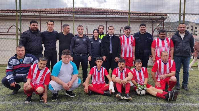 Adana'da engelli bireyler polislerle halı saha maçı yaptı