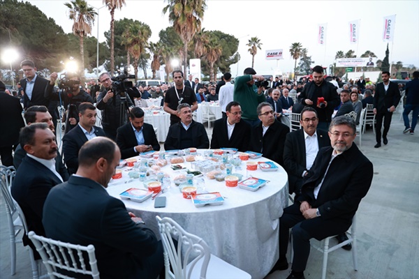 Bakan Yumaklı, Adana'da çiftçilerle iftarda buluştu