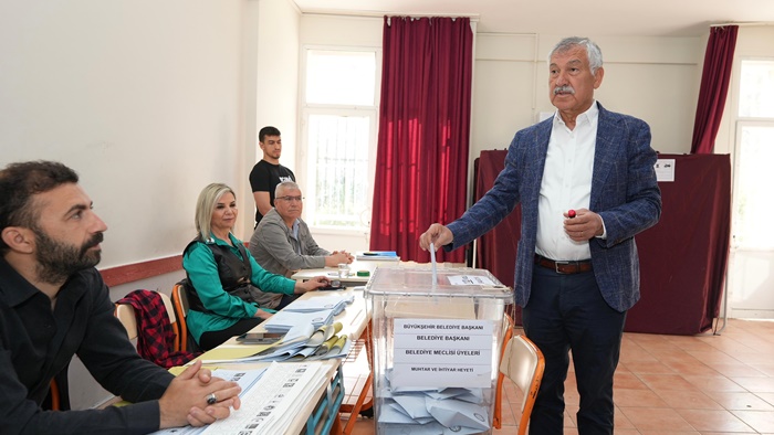 Başkan Zeydan Karalar, oyunu ailesiyle birlikte kullandı