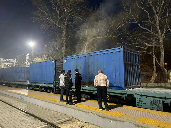 Adana'da yük treninde çıkan yangın söndürüldü