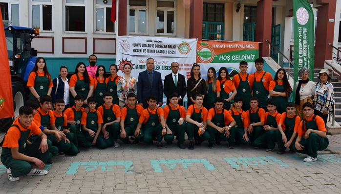 Adana'da meslek liseliler bakla ve mor lahana hasat etti