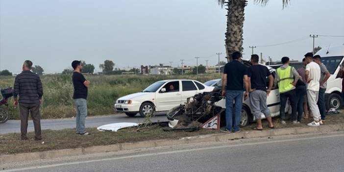 Adana'da refüjdeki ağaca çarpan otomobilin sürücüsü yaralandı