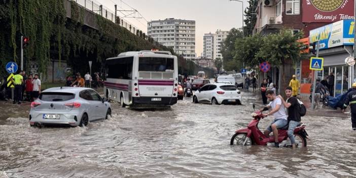 Adana'da sağanak yağış: Yollar nehre, semt pazarı göle döndü
