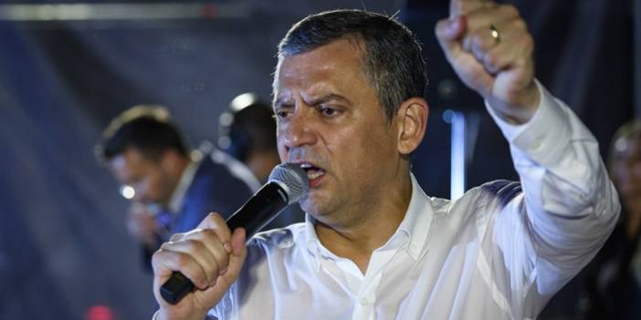 Özgür Özel kendisine verilen mutlak butlan tebligatını yırttı