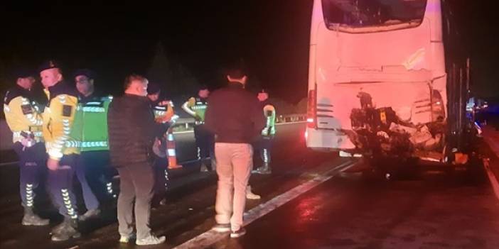 Adana'da tırın tur otobüsüne çarpması sonucu 1'i ağır 15 kişi yaralandı