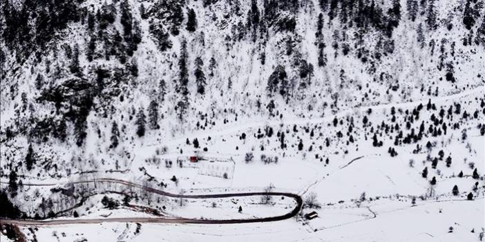 Aladağlar'da oluşan kar güzelliği dronla görüntülendi