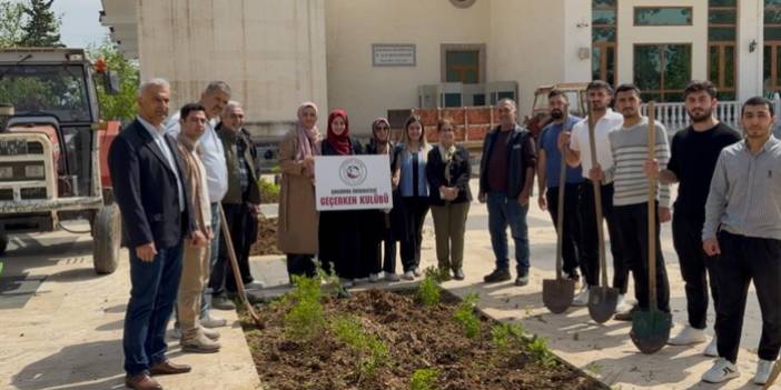 Çukurova Üniversitesi Öğrencileri Çiçekleri Toprakla Buluşturdu