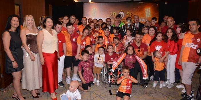Galatasaray'ın şampiyonluk kupası Adana'da özel gereksinimli çocuklarla buluşturuldu