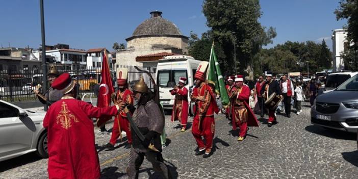 Sünnet çocukları mehteran eşliğinde tarihi sokaklarda yürüdü