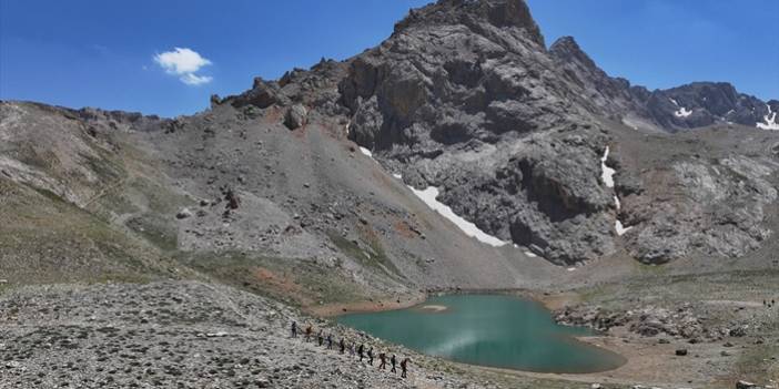 Aladağlar'da kolu kırılan İngiliz dağcı askeri helikopterle kurtarıldı