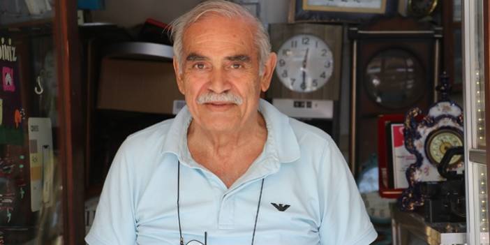 Hayatını tamirciliğe adayan İsmail usta 51 yıldır aynı dükkanda arızalı saatleri onarıyor