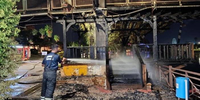 Adana'da asma yaya köprüsünde yangın: 20 metrelik bölüm yandı