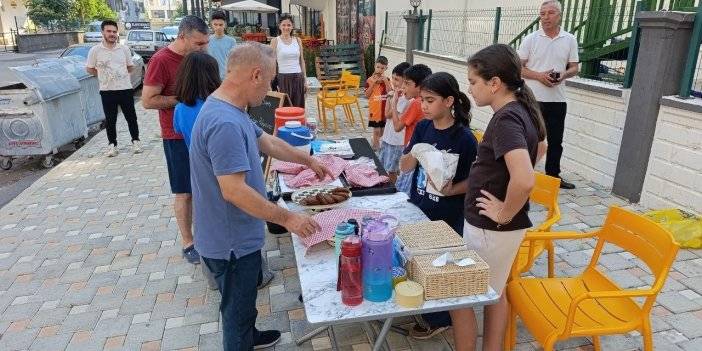 Adana’da çocuklar orman yangınından etkilenen vatandaşlar için tezgah açtı