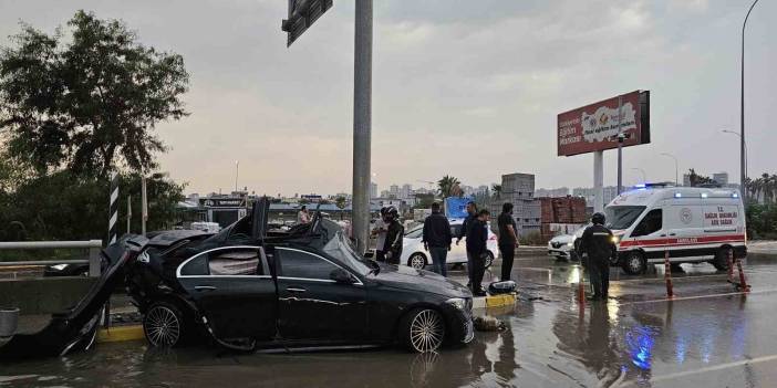 Adana'da yağmur kayganlaştırdı: Tabela direğine çarpan sürücü hayatını kaybetti
