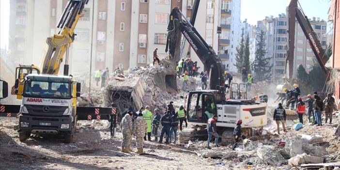 Adana'da depremde hasar gören mahkemelik binalarda yıkım başladı