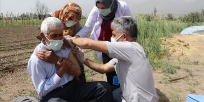 Sağlık ekipleri bayramda da tüm zorlukları aşıp her noktaya aşı ulaştırmaya çalışıyor