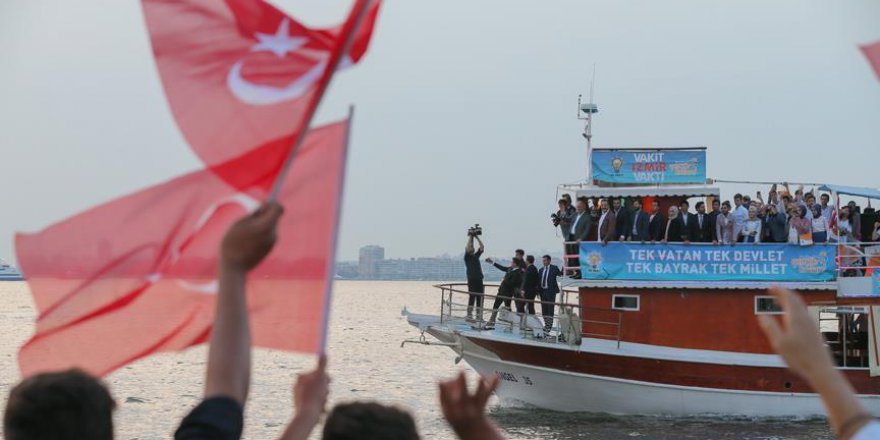 Başbakan Yıldırım, ilk kez oy kullanacak gençlerle tekne turu yaptı