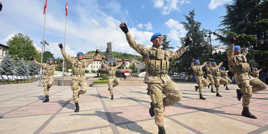 Komandolardan halk oyunları gösterisi